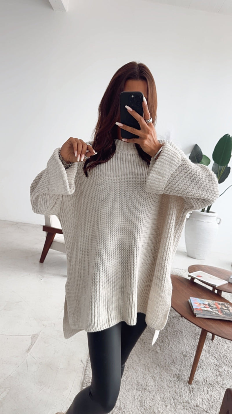 Stehkragen Mega Oversize  Pullover mit Schlitz / beige Art. 3505