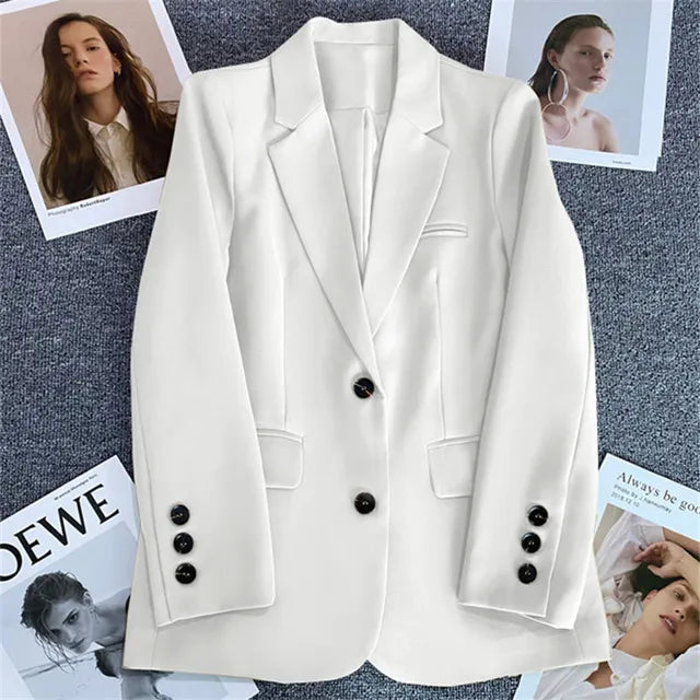 Carola – Damen Blazer mit Reverskragen und Knopfdetails