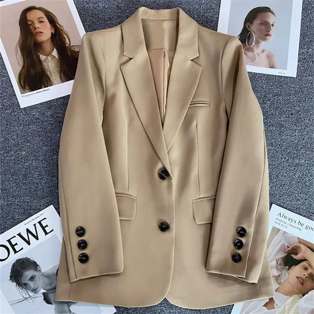 Carola – Damen Blazer mit Reverskragen und Knopfdetails
