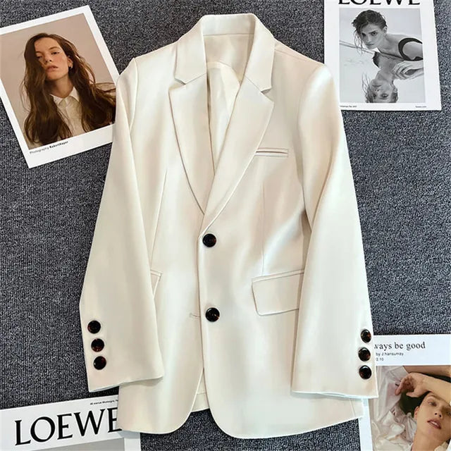 Carola – Damen Blazer mit Reverskragen und Knopfdetails
