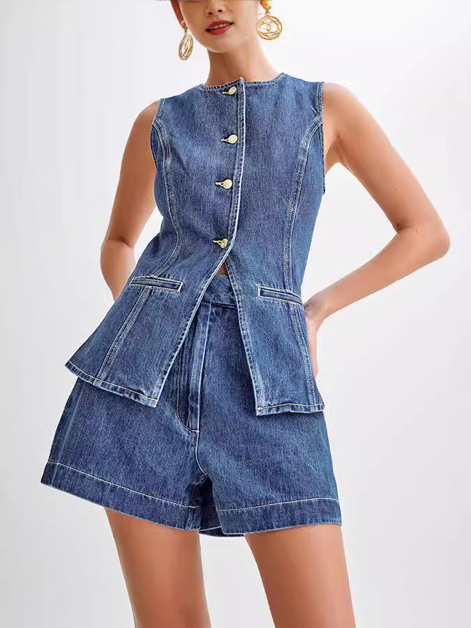 Helmi – Ärmelloses Set mit Knöpfen und Schößchen Hellblauer Denim