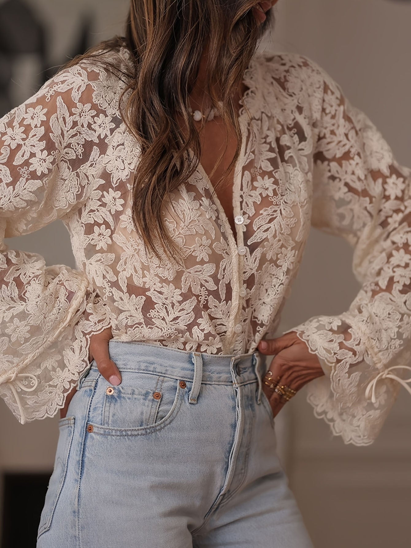 Heloisa – Transparente Häkelspitzenbluse mit Blumenmuster Beige
