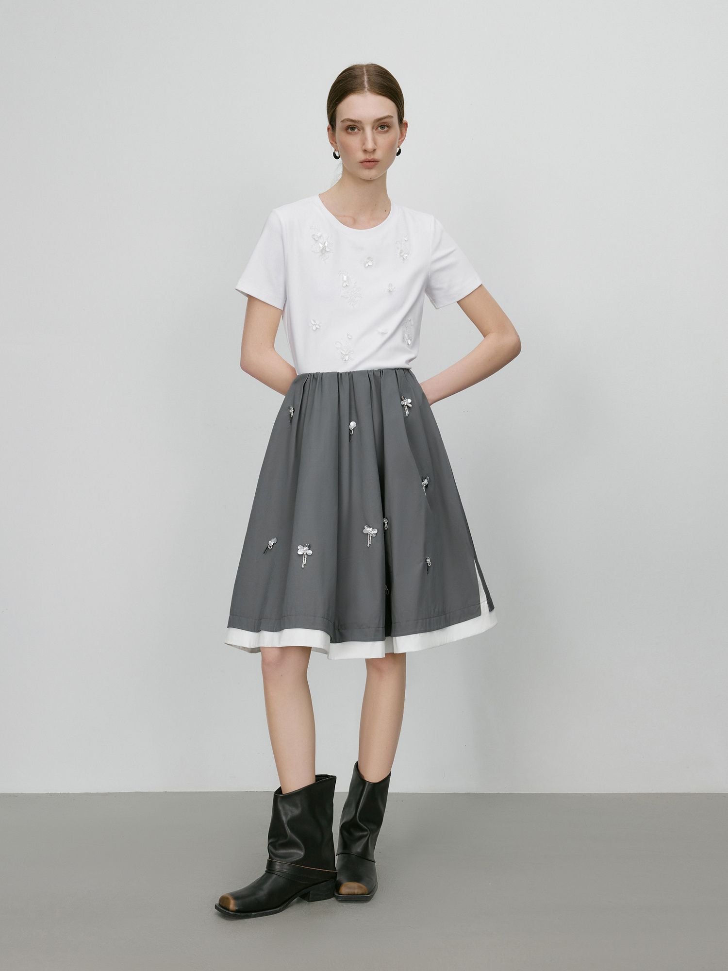 Herlinde – Ausgestellter Damen-Midirock mit Perlenstickerei Grau