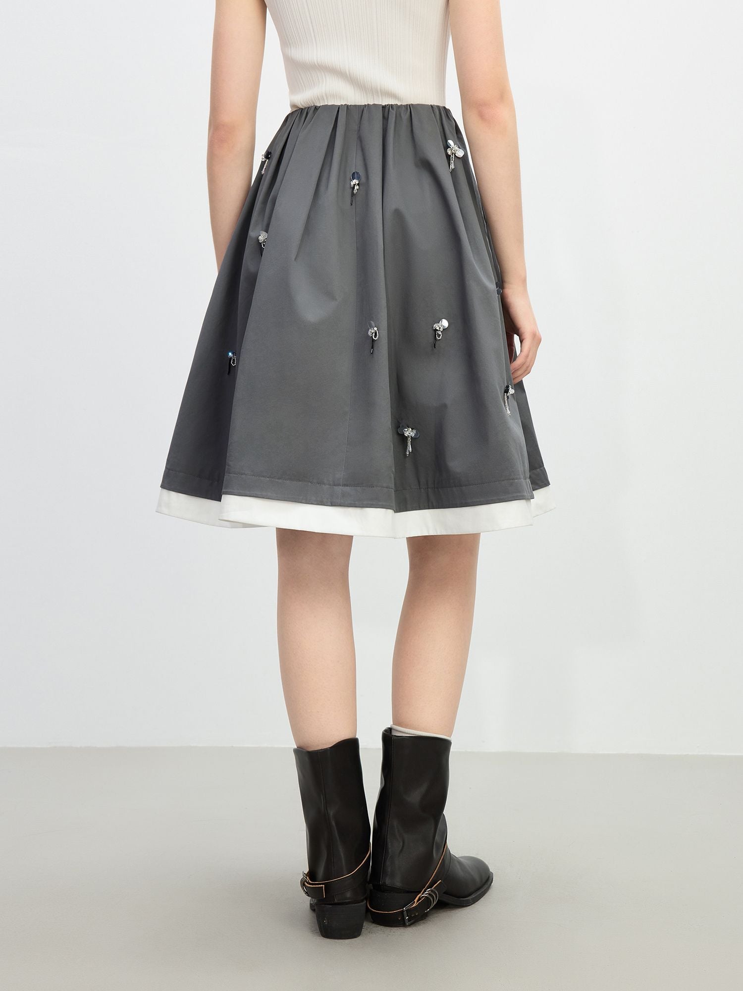 Herlinde – Ausgestellter Damen-Midirock mit Perlenstickerei Grau