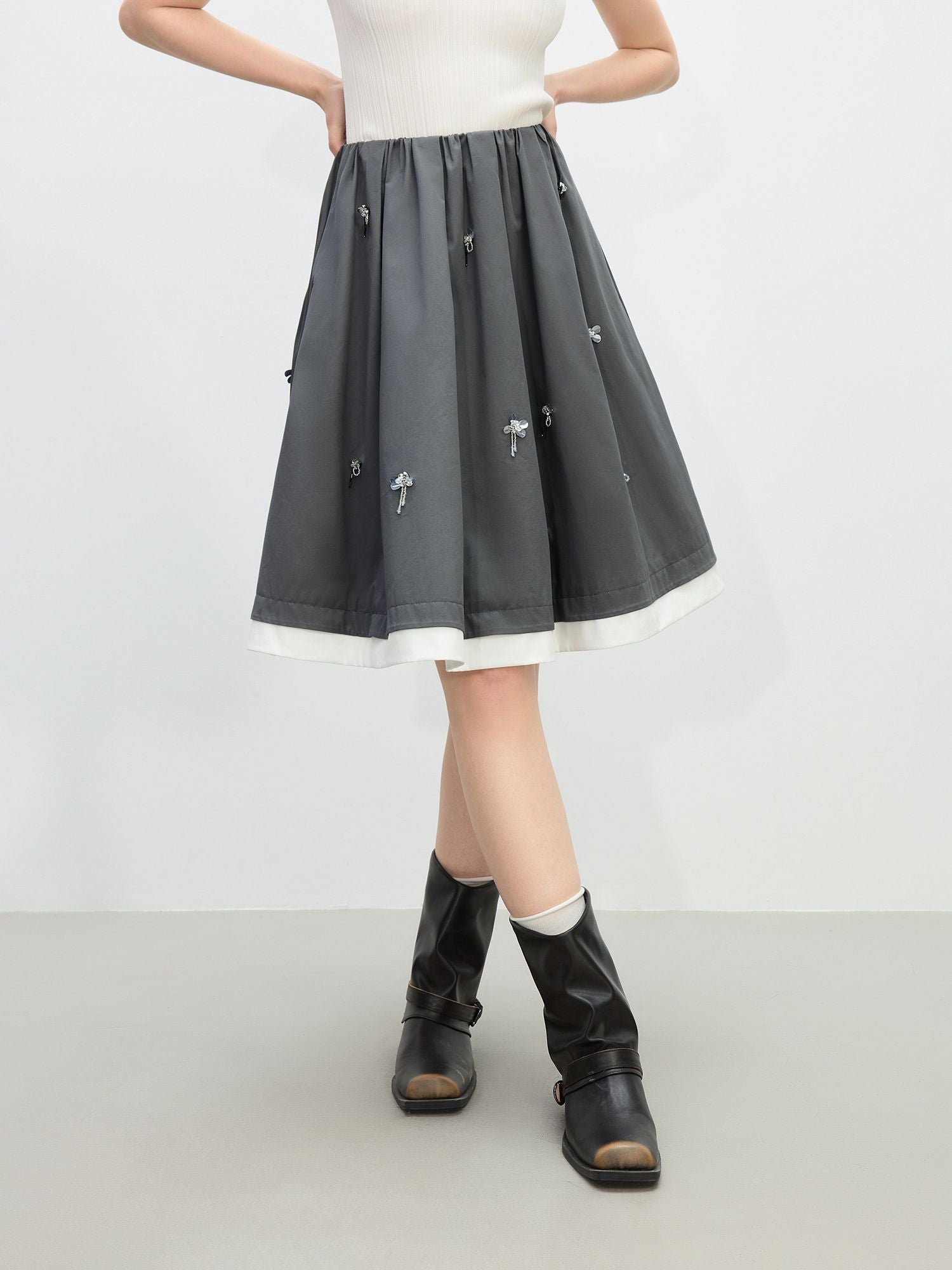 Herlinde – Ausgestellter Damen-Midirock mit Perlenstickerei Grau