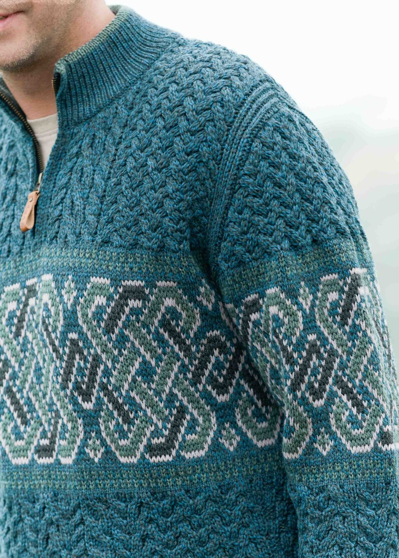 Hermann - Aran Crafts Pullover mit Jacquardmuster Pfau