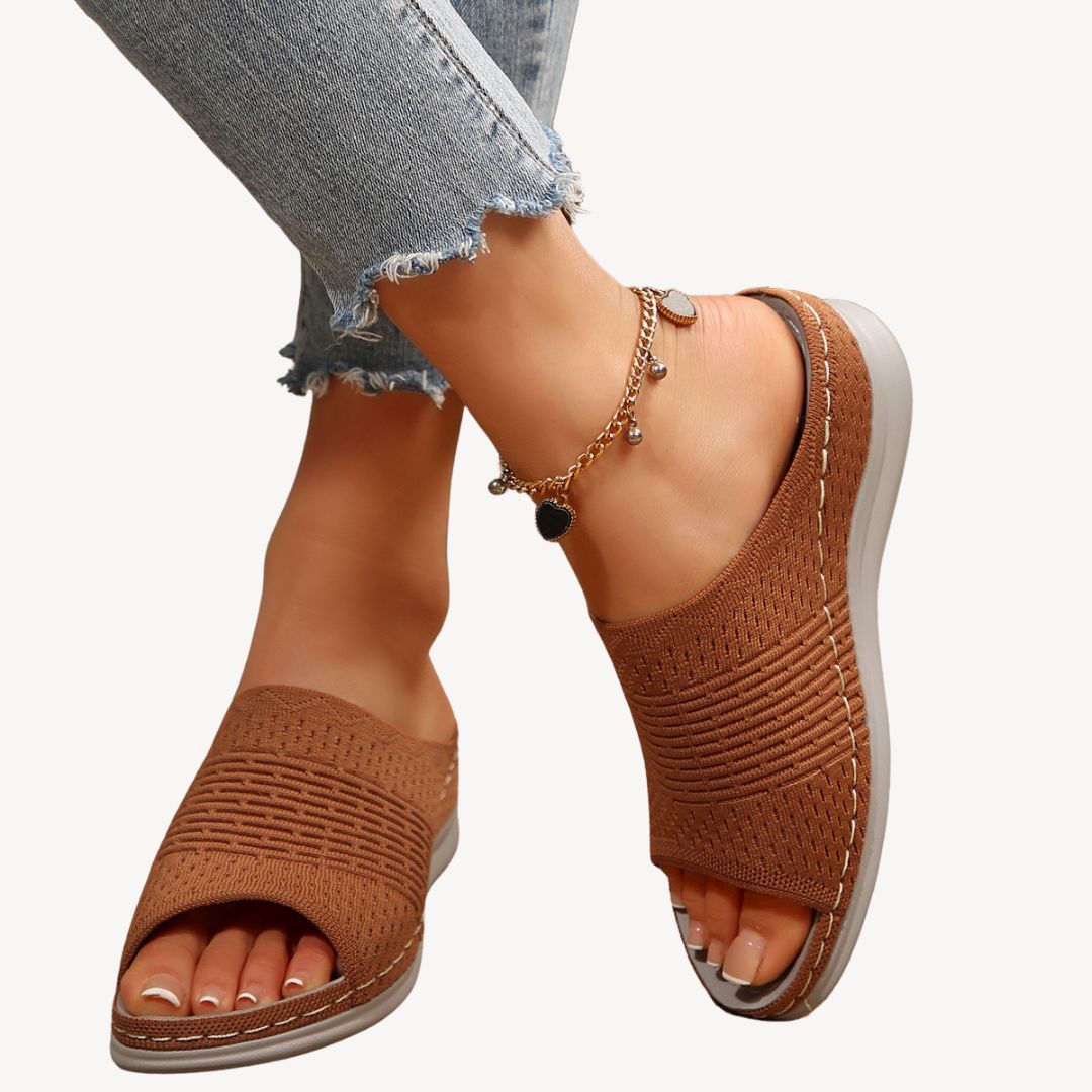 Hermelinde – Damen Strick-Slip-On-Sandalen mit orthopädischer Sohle Braun