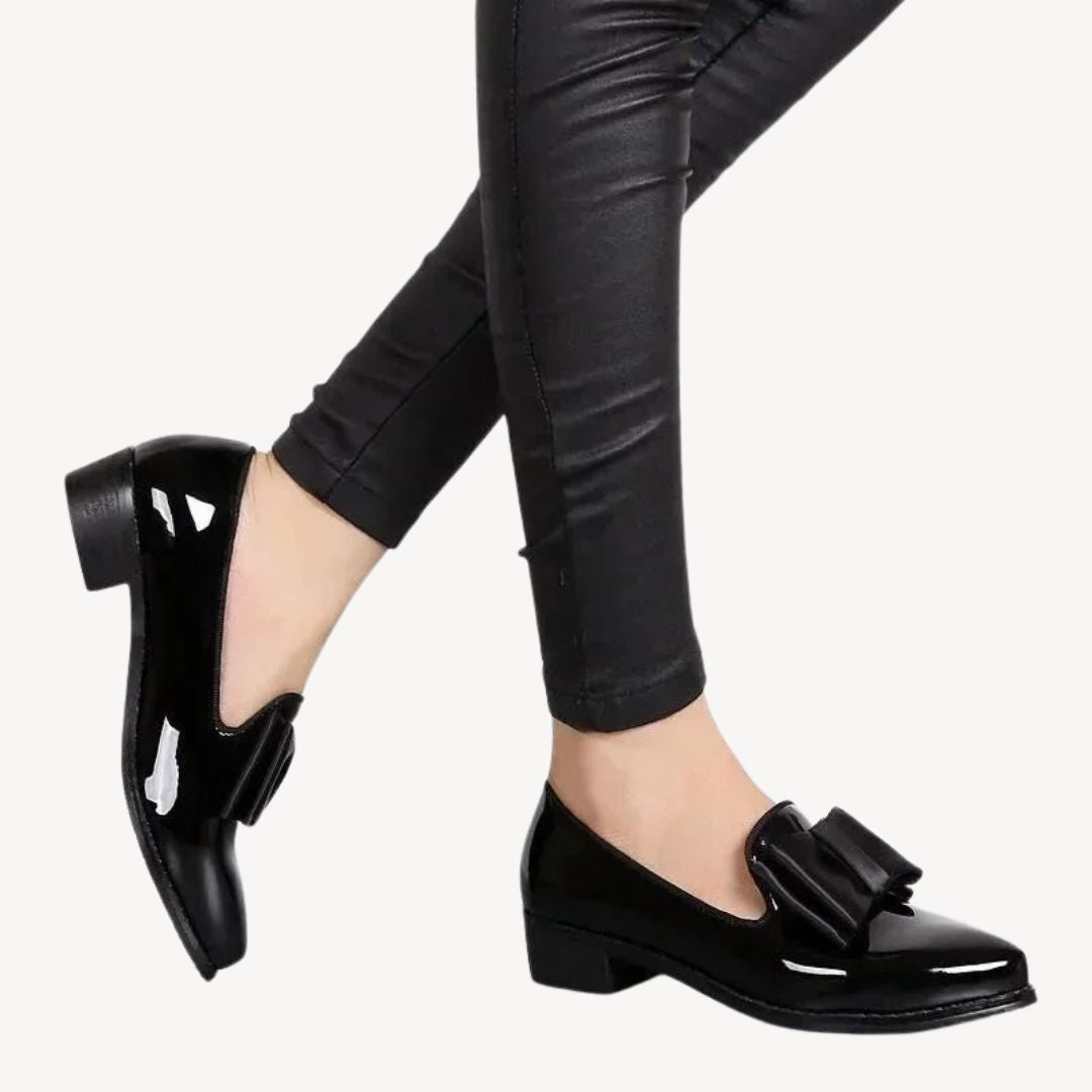 Hilda – Damen Slipper mit Schleife und orthopädischer Sohle Schwarz