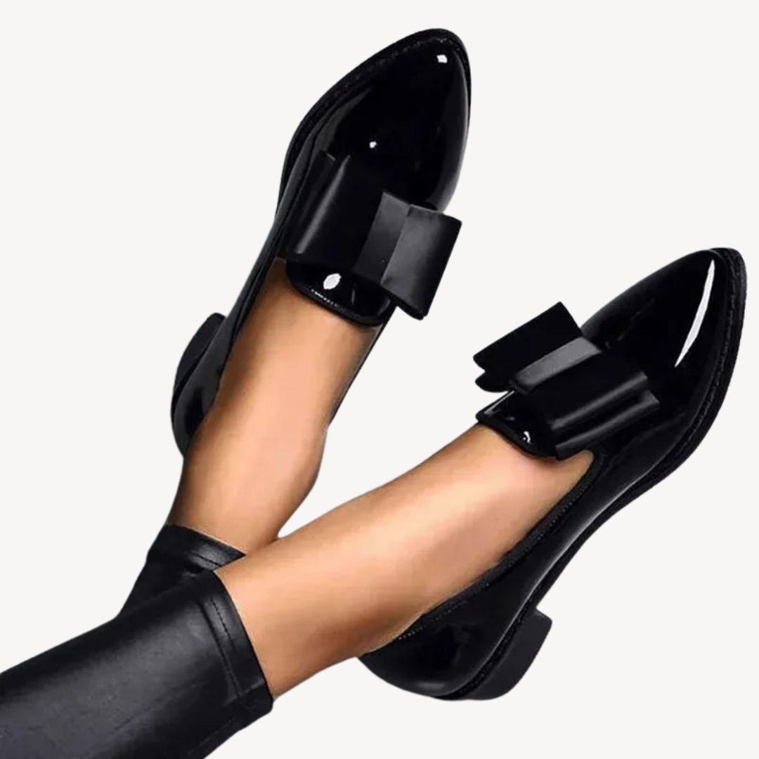 Hilda – Damen Slipper mit Schleife und orthopädischer Sohle Schwarz