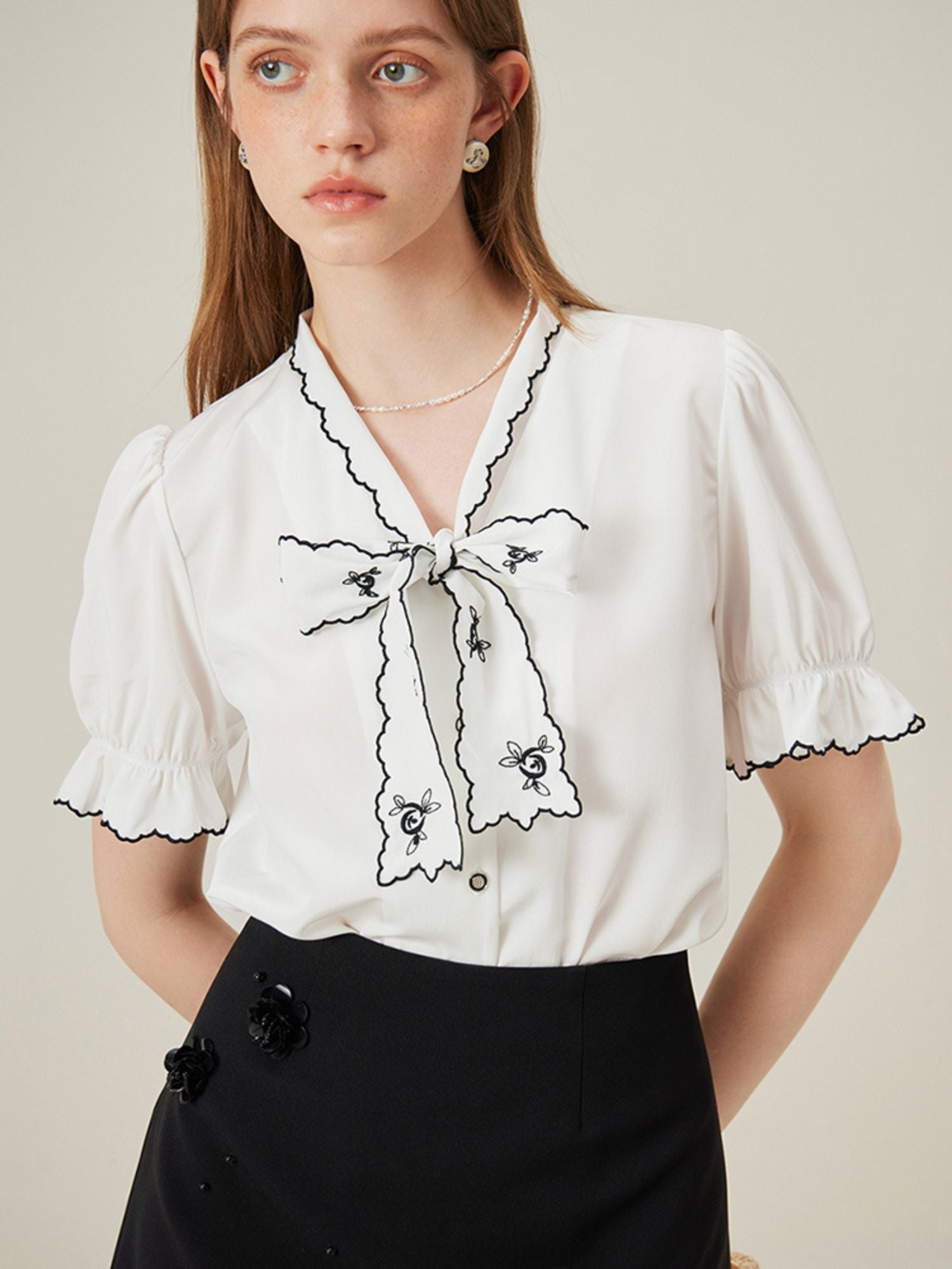 Hildemarie - Bluse mit Schleifenkragen und Stickerei WeiB