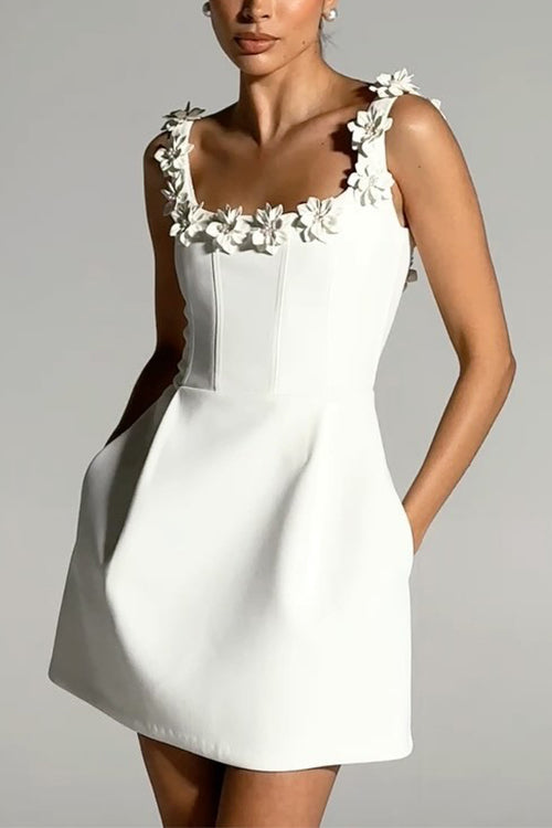 Karin - Trägerloses Blumenkleid für den Sommer Weiß