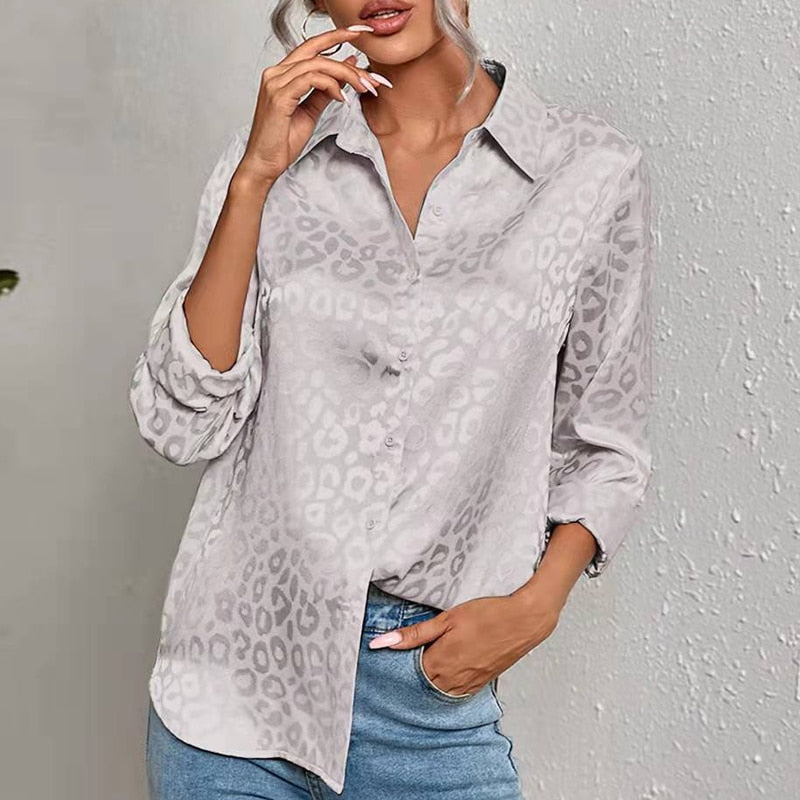 Karina - Elegante Damenbluse mit Luxuriösem Druck Silber