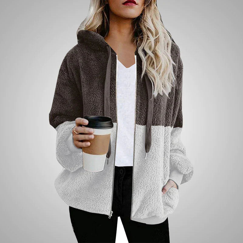 Tina – Flauschige Strickjacke mit Kapuze
