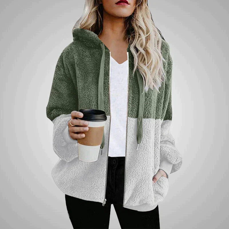 Tina – Flauschige Strickjacke mit Kapuze