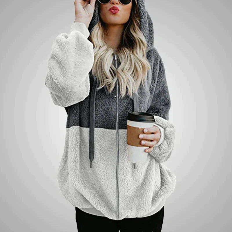Tina – Flauschige Strickjacke mit Kapuze