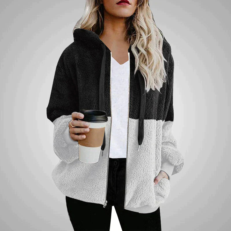 Tina – Flauschige Strickjacke mit Kapuze