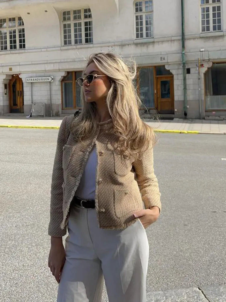 Nadine - Zwei teiliges Jackett mit Knöpfen und Taschen Beige