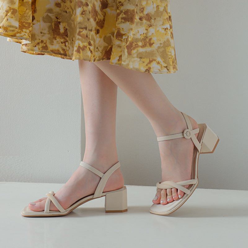 Petra- Damen Stylische Blockabsatzsandalen mit verstellbaren Riemen Off White