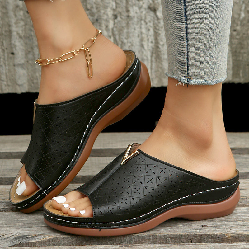 Vanessa - Sandalen mit offener Zehenpartie und Gold-Emblem Schwarz