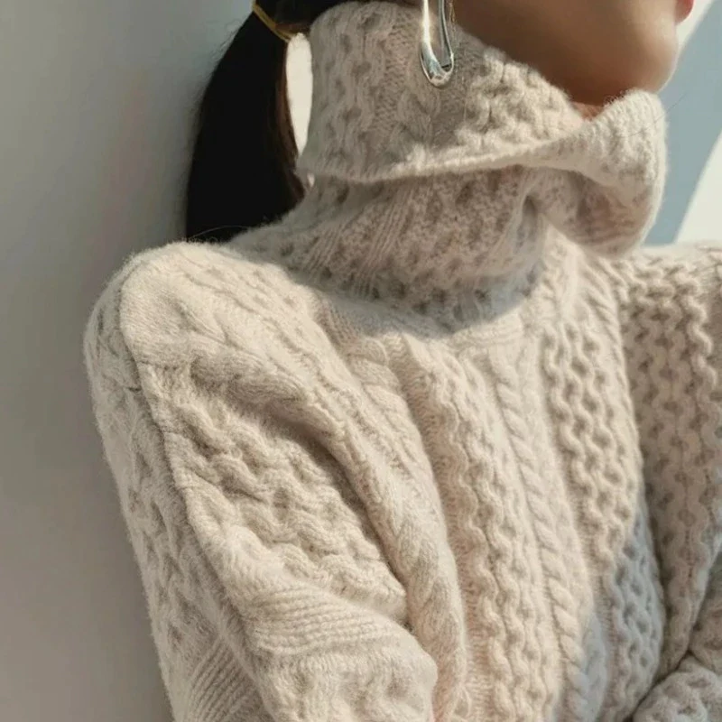 Clara - Eleganter Damen-Strickpullover mit hohem Kragen