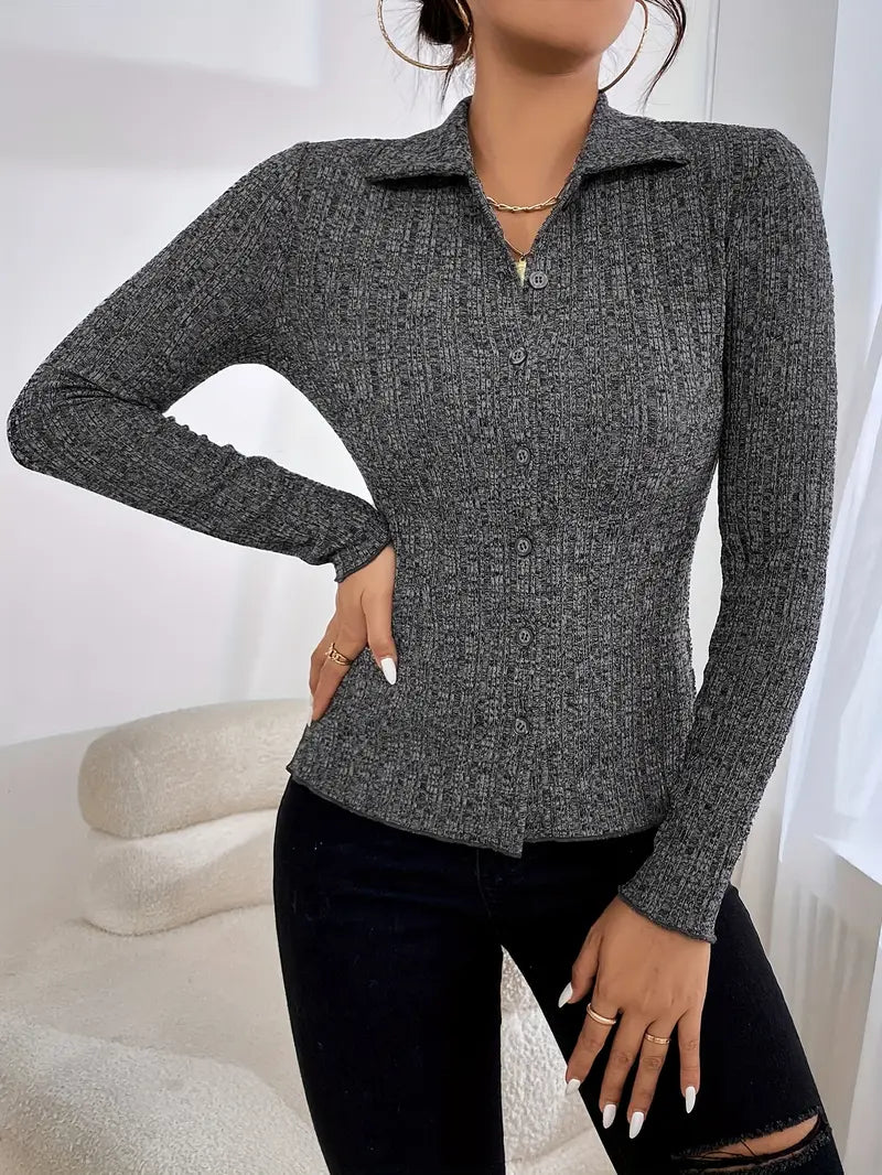 Shaye - Figurbetonte Strickjacke mit Knopfleiste