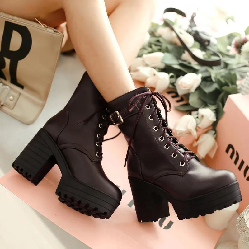 Hilda – Robuste Herbst Damenstiefel Schnürung Schnalle Profilsohle