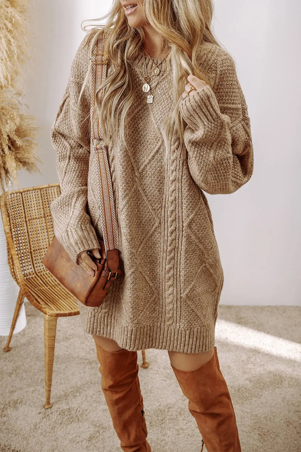 Thea – Weit Geschnittenes Strickkleid Mit Zopfmuster