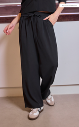 Schwarze fliesende Hose mit weitem Bein