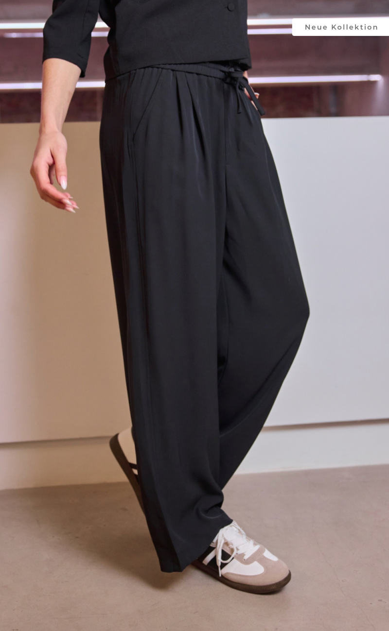 Schwarze fliesende Hose mit weitem Bein