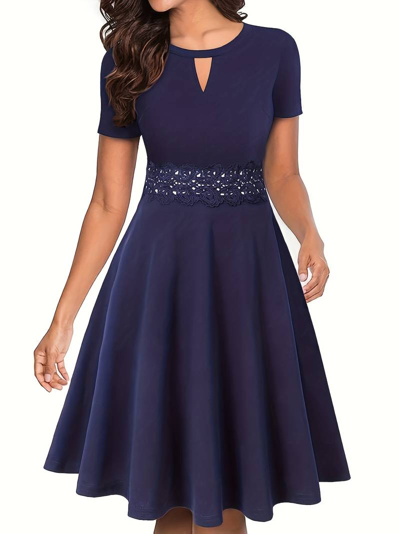 Janelle - Kontrastierendes Spitzenkleid mit akzentuierter Taille